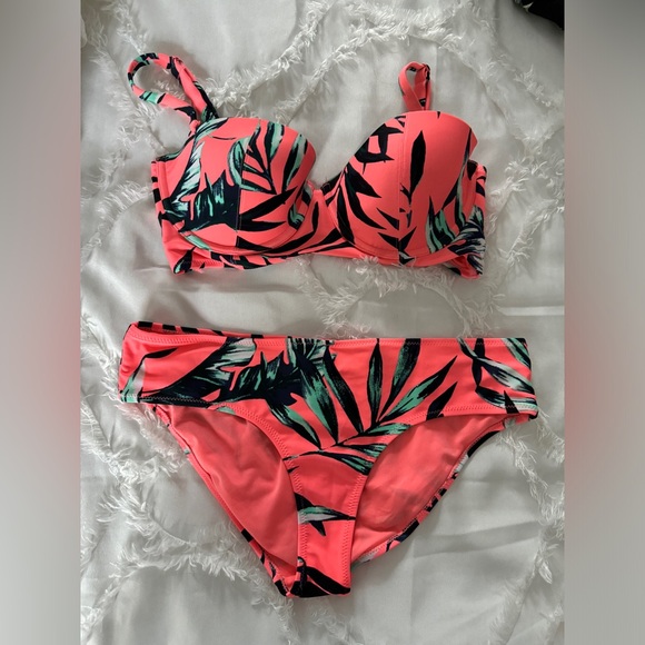 Bikini - Picture 1 of 6